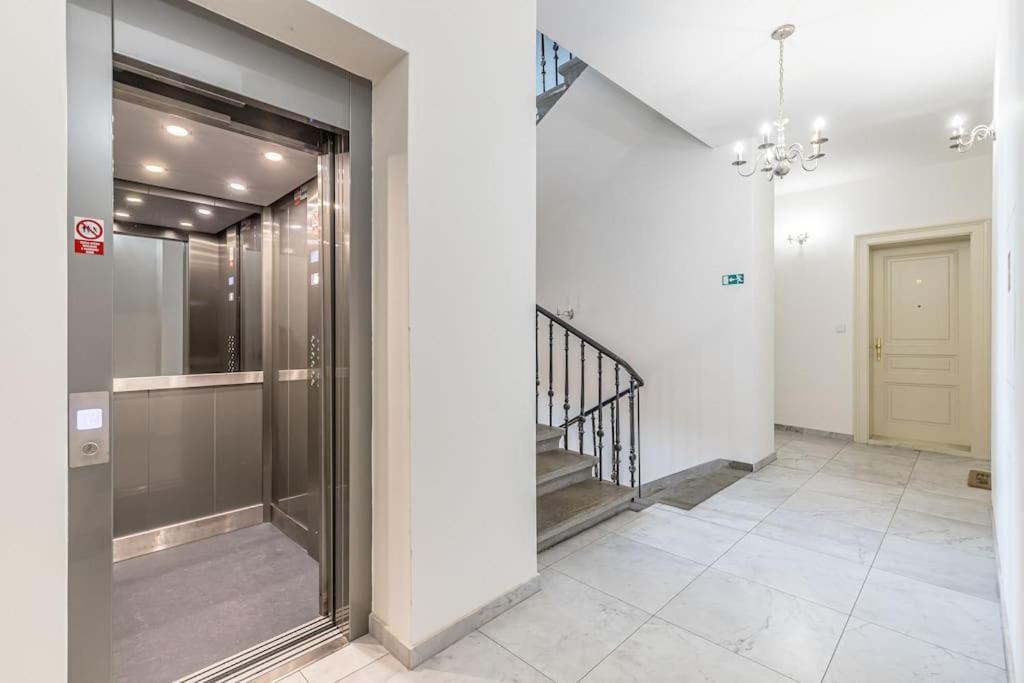 Cozy Quiet New In Karlin Square Apartamento Praga