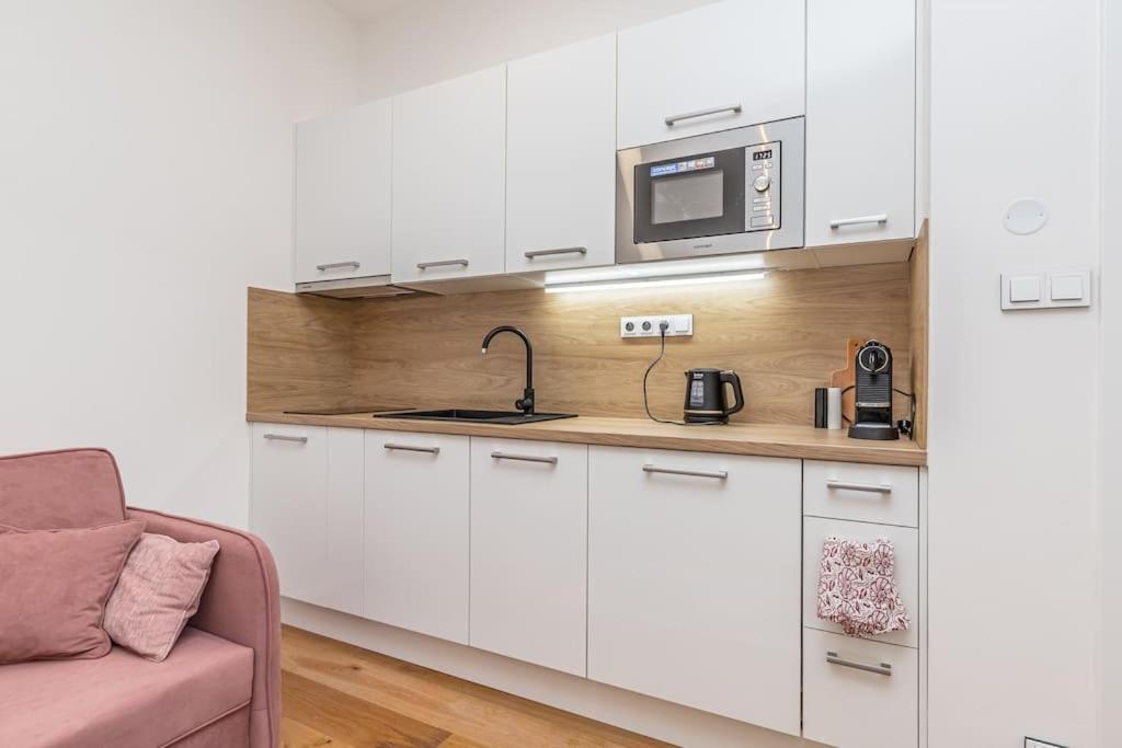 Cozy Quiet New In Karlin Square Apartamento