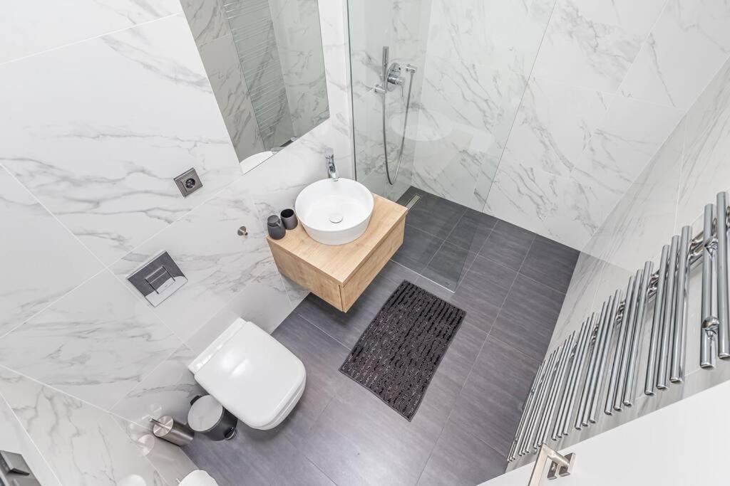 Cozy Quiet New In Karlin Square Apartamento Praga