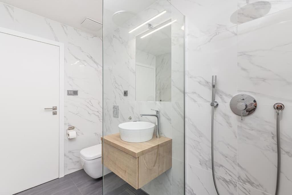 Cozy Quiet New In Karlin Square * Praga
